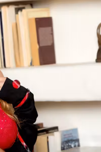 Kendra Sunderland - Photo 4